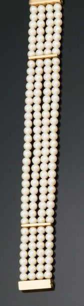 POIRAY
BRACELET composé de quatre rangs de...