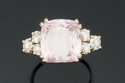BAGUE en platine, sertie d'une pierre fine...