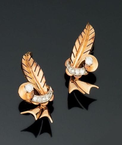 PAIRE DE BOUCLES D'OREILLES feuille en or...
