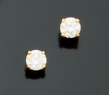 PAIRE DE BOUTONS D'OREILLES en or jaune 18K...