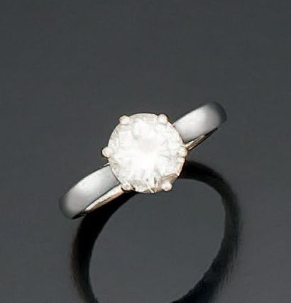 BAGUE en or gris 18K 750 millièmes, sertie...