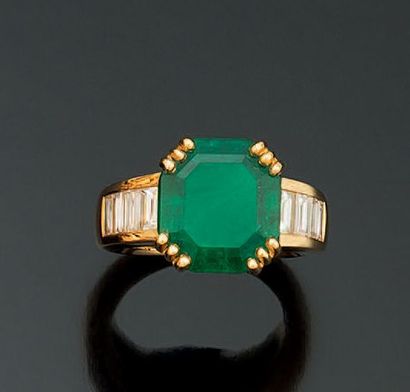 BAGUE en or jaune 18K 750 millièmes, sertie...