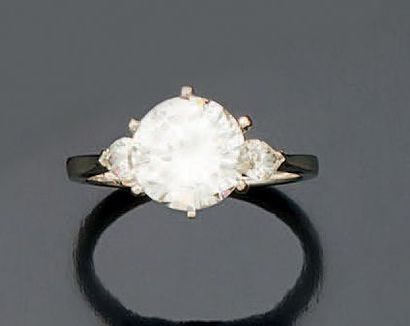 BAGUE en or gris 18k 750 millièmes, sertie...