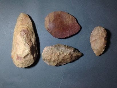 Lot de trois bifaces amygdaloïdes et un grattoir...