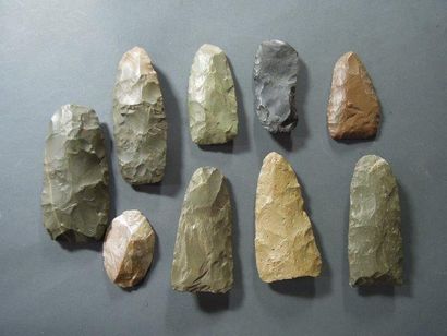 Lot de neuf haches taillées, tranchets et...
