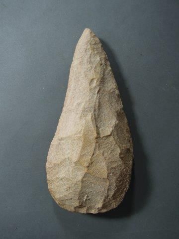 Biface amydaloïde Quartzite beige à patine...