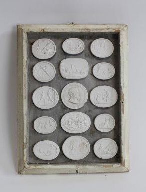 Ensemble de deux cadres ornés de petits bas-relief...