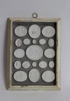 Ensemble de deux cadres ornés de petits bas-relief...