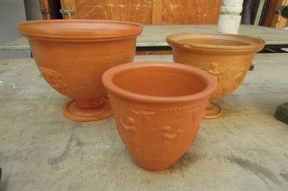 Trois vases en terre cuite sculptée de scènes...
