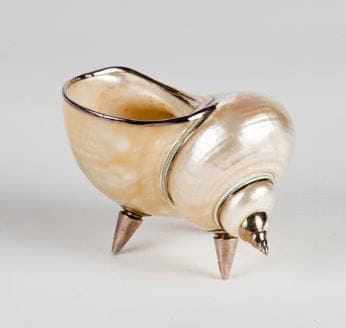Nautile monté sur trois pieds en pointes...