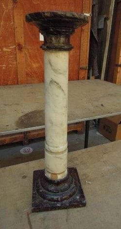 Lot comprenant trois colonnes:
Colonne en...