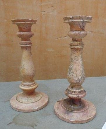 Lot comprenant trois colonnes:
Colonne en...