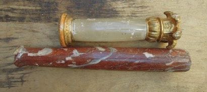 Lot comprenant trois colonnes:
Colonne en...