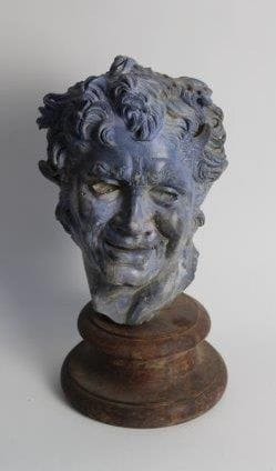 Tête de Centaure jeune
Plâtre peint en bleu...