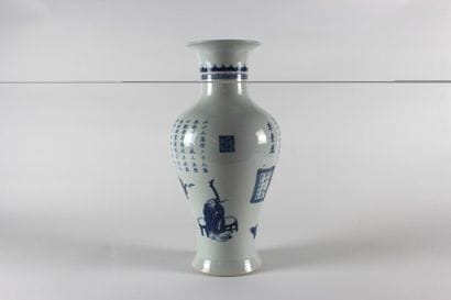 Vase en porcelaine décorée en bleu sous couverte...