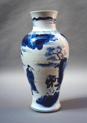 Vase en porcelaine décorée en bleu sous couverte...