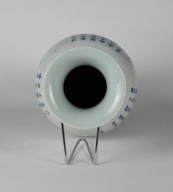 Vase en porcelaine décorée en bleu sous couverte...