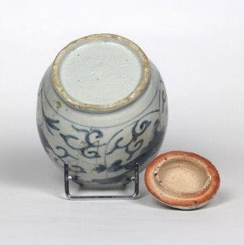 CHINE - XIXe siècle

Crachoir en grès émaillé...