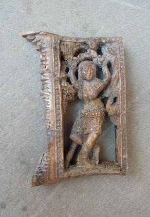 Ornement en ivoire sculpté, apsara debout...