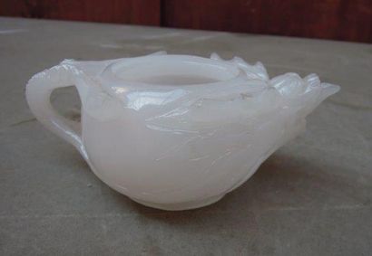 Théière en jadéite claire à décor végétal
Chine
L....