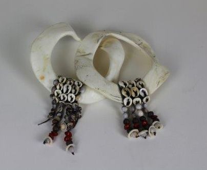 PAIRE DE BRACELETS EN COQUILLAGE Irian Java,...