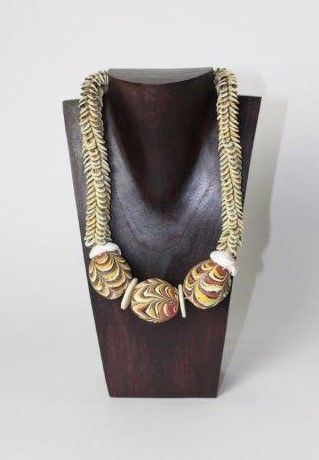 Ensemble de deux colliers de coquillages
Kalimantan,...