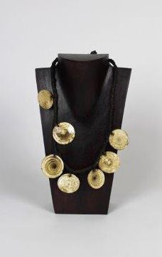 Ensemble de deux colliers de coquillages
Kalimantan,...