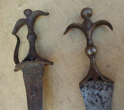 Deux poignards de type 
