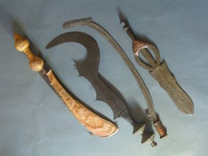 Lot de quatre épées, Afrique
A. Epée et son...
