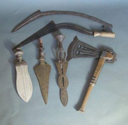 Lot de cinq épées courtes et d'une hache...