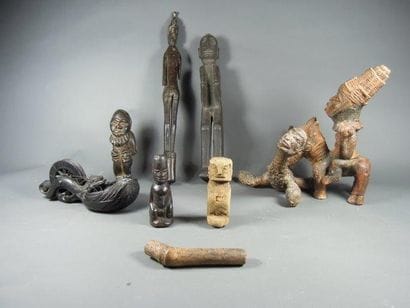 Un lot de sept objets d'inspiration ethnographique,...