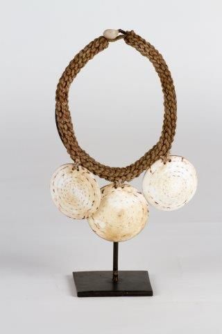 Ensemble de deux colliers en coquillage
Papouasie,...