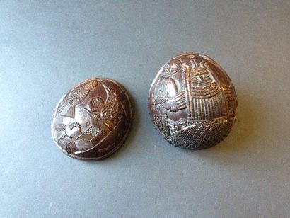 Curios, Nigéria, sculpté dans une noix de...