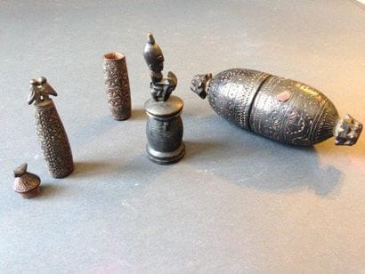Lot d'une petite boîte
Batak surmontée d'un...