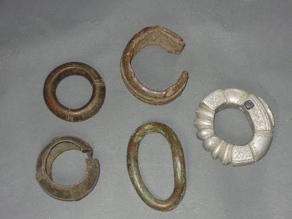 Lot de cinq bracelets et chevillières, Côte...