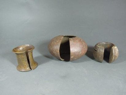 Lot de trois chevillières, Alliage de cuivre
A....