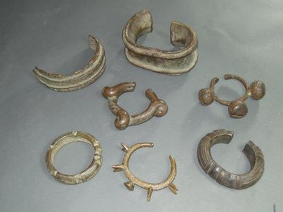 Lot de sept bracelets et chevillières Akan,...
