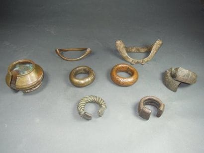 Lot de huit bracelets et chevillières Akan,...