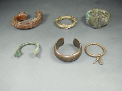 Lot de six bracelets et chevillières, Afrique...