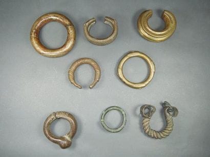 Lot de huit bracelets et chevillières, Afrique...