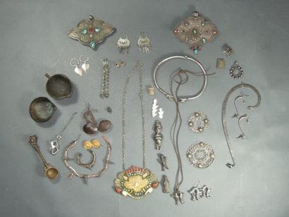 Lot de bijoux et objets en métal, Asie divers
Métal,...