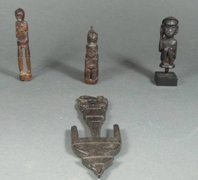 Lot de trois statuettes et d'un élément sculpté
Batak...