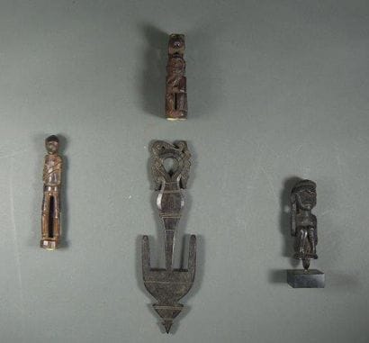 Lot de trois statuettes et d'un élément sculpté
Batak...