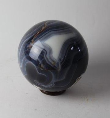 Belle sphère Septaria présentée sur socle....