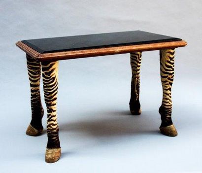 Petite table rectangulaire monté sur quatre...