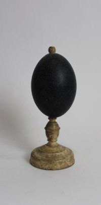 Oeuf d'autruche noir monté sur un piètement
H....