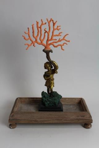 Putto en bronze doré tenant une corne d'abondance...