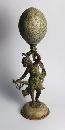 Putto en bronze doré tenant une corne d'abondance...