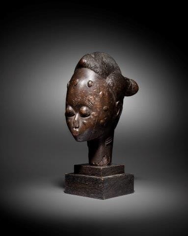 TÊTE D'UNE STATUE FÉMININE BAOULÉ, CÔTE D'IVOIRE...