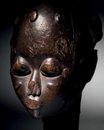 TÊTE D'UNE STATUE FÉMININE BAOULÉ, CÔTE D'IVOIRE...